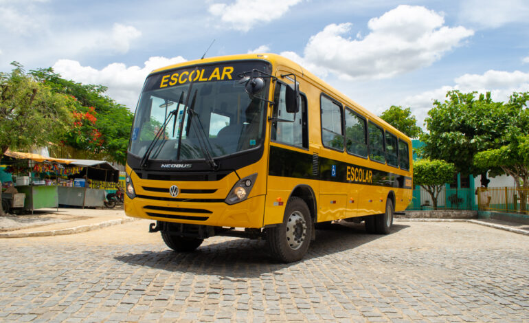  Prefeitura de Ibirajuba recebe novo ônibus escolar com acessibilidade e recursos modernos.